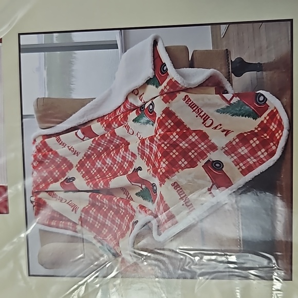 NIP Merry Christmas Regal Comfort Flannel Throw - Picture 3 of 3